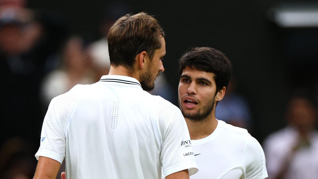 Abrazo entre Carlos Alcaraz y Daniil Medvedev tras la semifinal de Wimbledon 2023