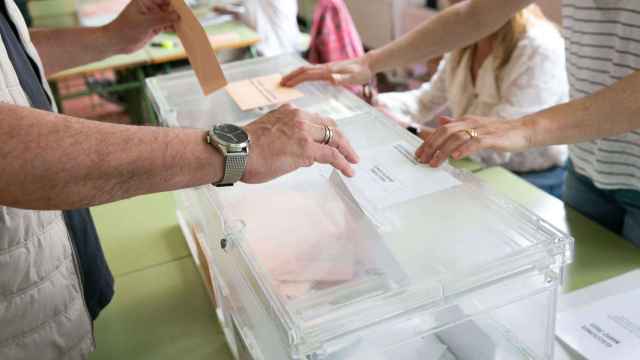 Un ciudadano deposita su voto en una urna electoral (EP).