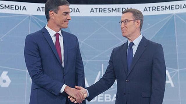 Sánchez y Feijóo, el lunes pasado en el plató de Antena 3, antes de su debate cara a cara.