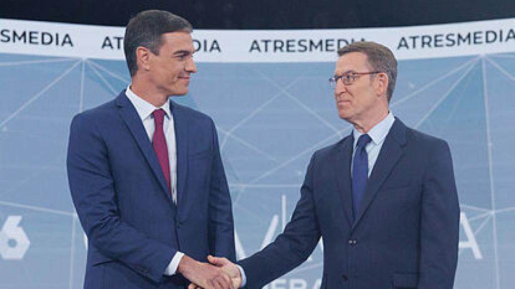 Sánchez y Feijóo, el lunes pasado en el plató de Antena 3, antes de su debate cara a cara.