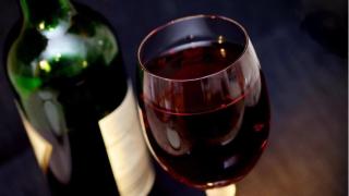 Una copa de vino tinto.