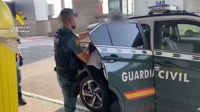 Un agente de la Guadia Civil practicando una detención en el Aeropuerto de Barajas.