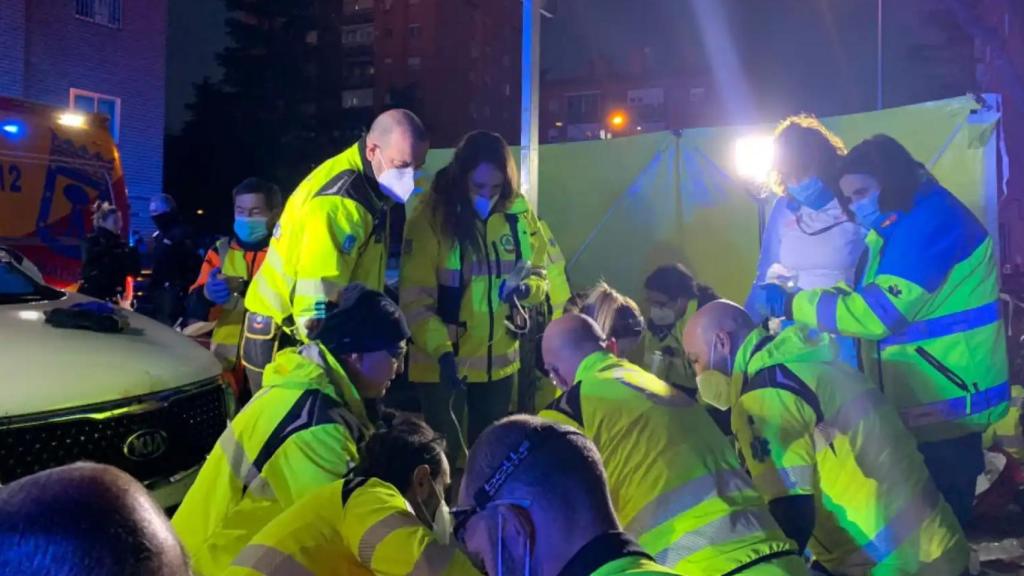 Sanitarios del Samur atienden a la víctima en Villa de Vallecas, el pasado enero.