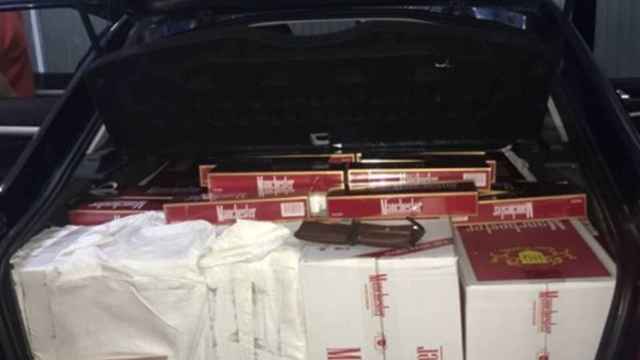 La mitad de cajetillas de tabaco de contrabando halladas en Torre del Mar estaban en un coche.