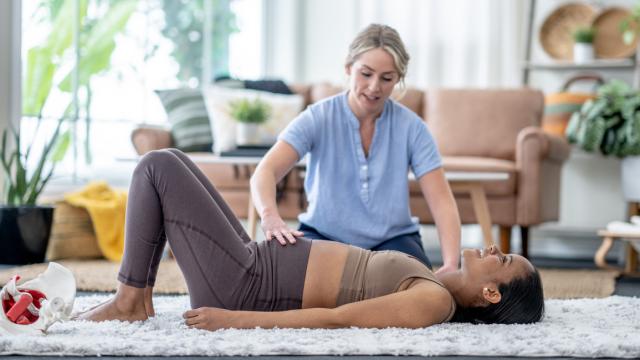 Mujer realizando ejercicios para fortalecer el suelo pélvico