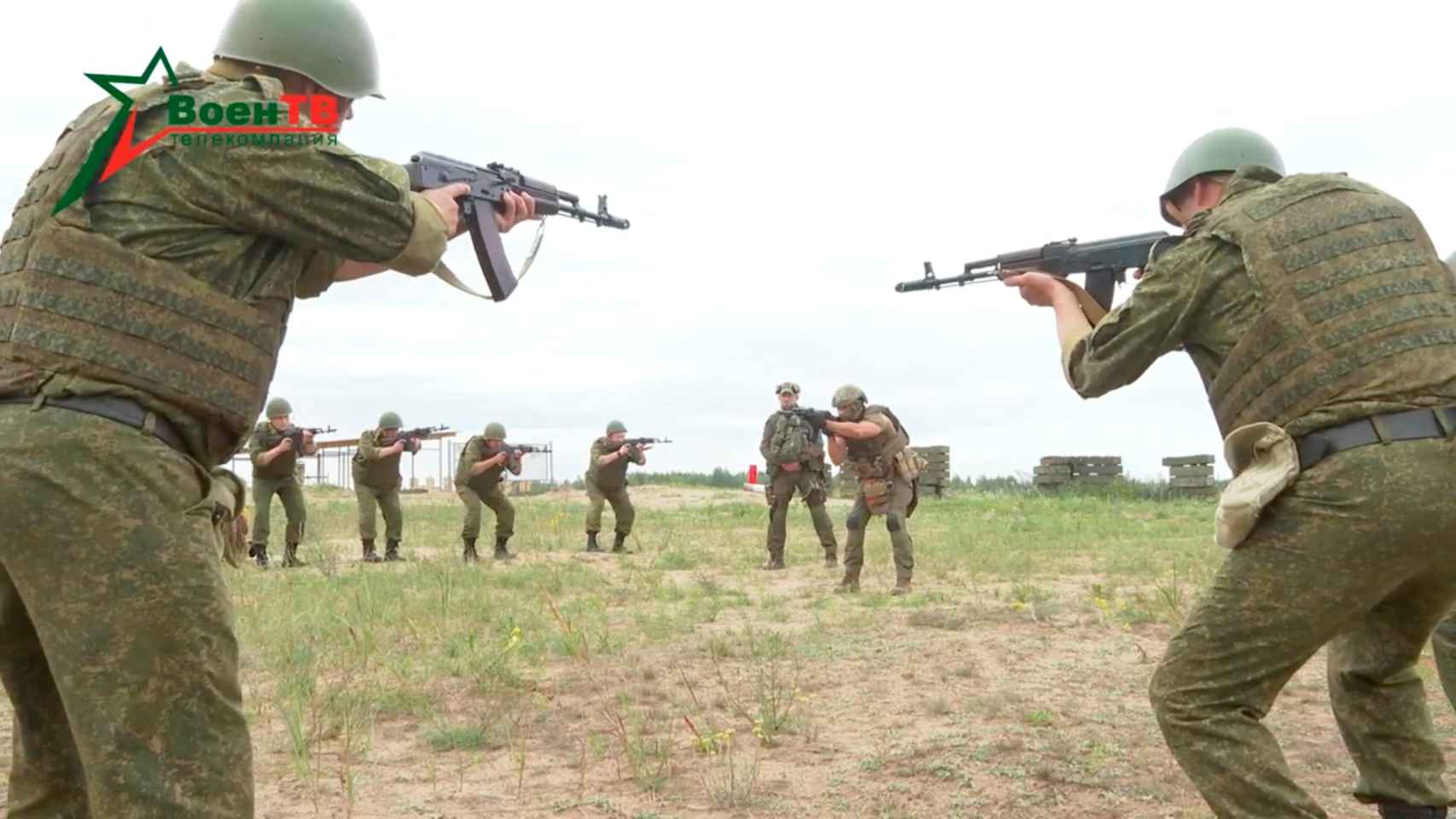 Un combatiente del Grupo Wagner (al fondo) lidera el entrenamiento de las tropas bielorrusas.