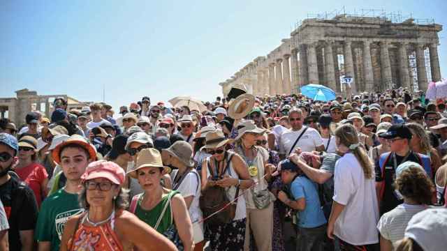 Turistas visitan la Acrópolis ateniense en plena ola de calor.