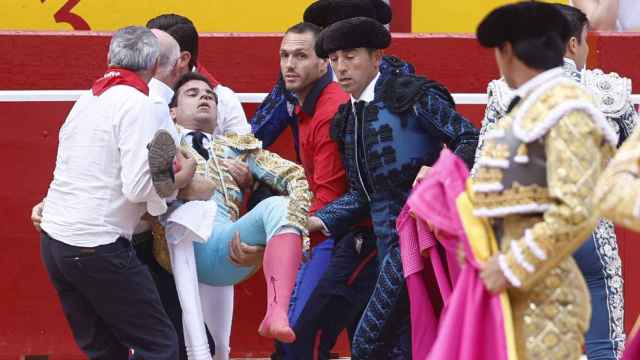 El diestro Rubén Pinar sufre una cogida durante la lidia al primer toro de la tarde en la última corrida de abono de la Feria del Toro de los Sanfermines 2023