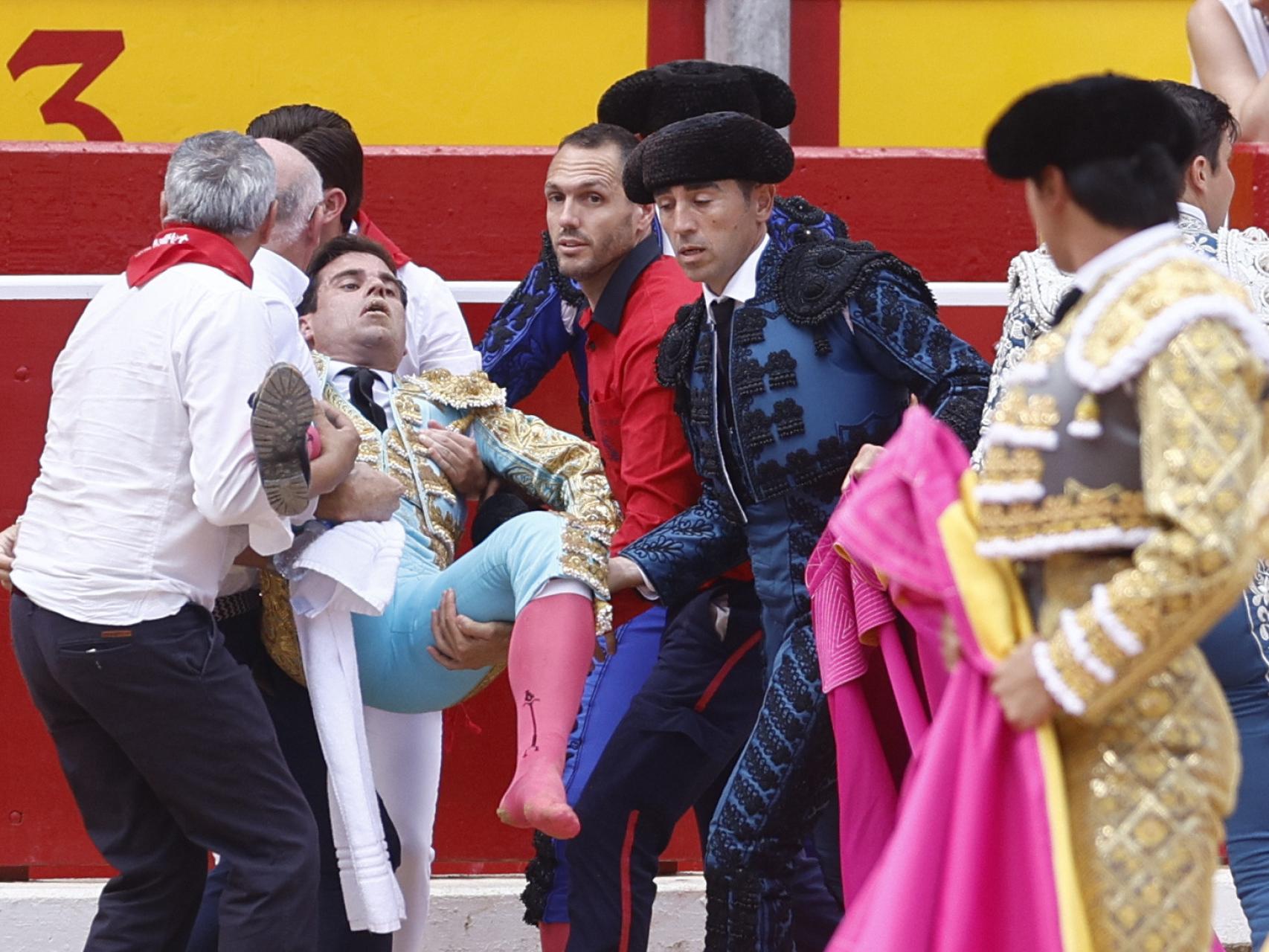 La escalofriante cogida del torero Rubén Pinar en los Sanfermines:  trasladado de urgencia al hospital