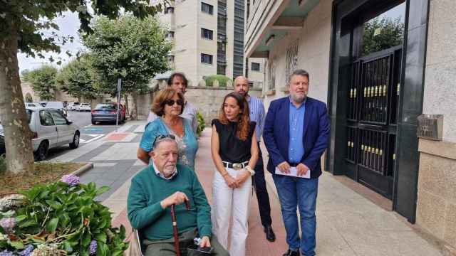 La familia de Déborah Fernández-Cervera en el lugar donde residía la joven.