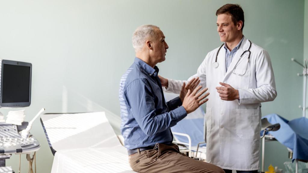 Un hombre con su médico en la consulta.