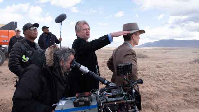 El director Christopher Nolan, el actor Cillian Murphy y varios miembros del equipo técnico durante el rodaje de 'Oppenheimer'. Foto: Landmark Media