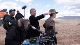 El director Christopher Nolan, el actor Cillian Murphy y varios miembros del equipo técnico durante el rodaje de 'Oppenheimer'. Foto: Landmark Media