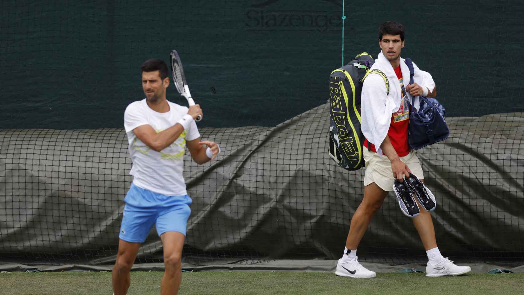 Carlos Alcaraz observa a Djokovic mientras entrena en Wimbledon