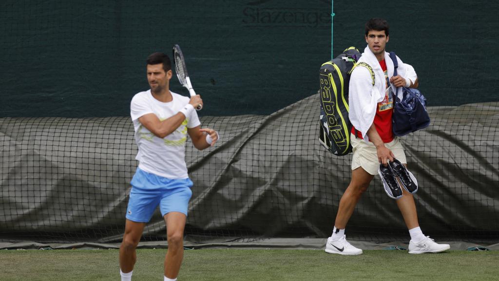 Carlos Alcaraz observa a Djokovic mientras entrena en Wimbledon