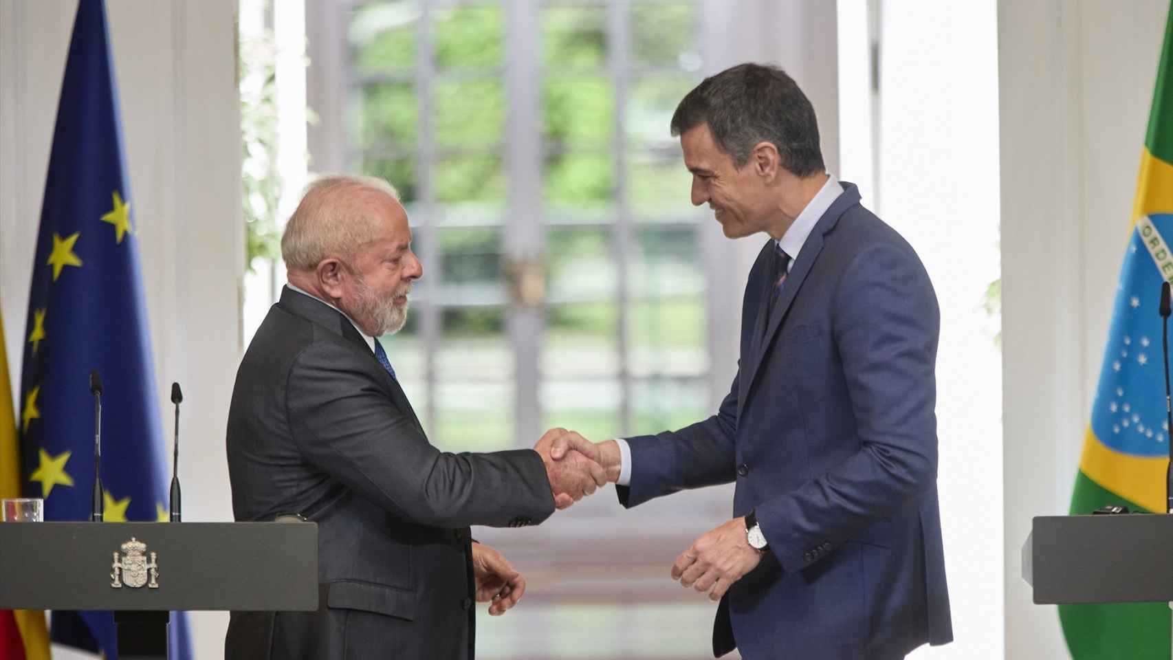 El presidente del Gobierno, Pedro Sánchez (d), junto al presidente de la República Federativa de Brasil, Lula da Silva (i).