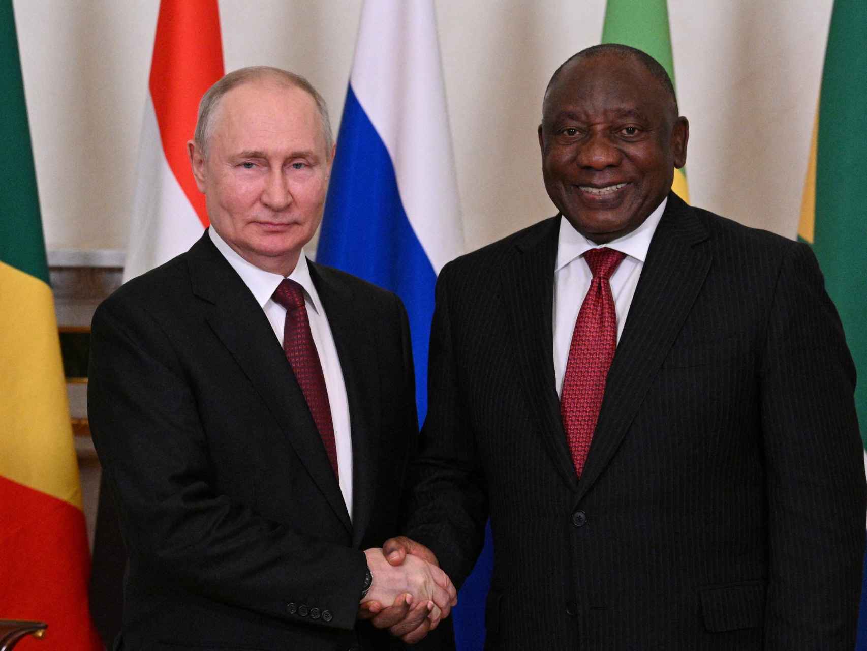 Vladímir Putin le da la mano al presidente sudafricano, Cyril Ramaphosa, durante una reunión en San Petersburgo, el 17 de junio de 2023.