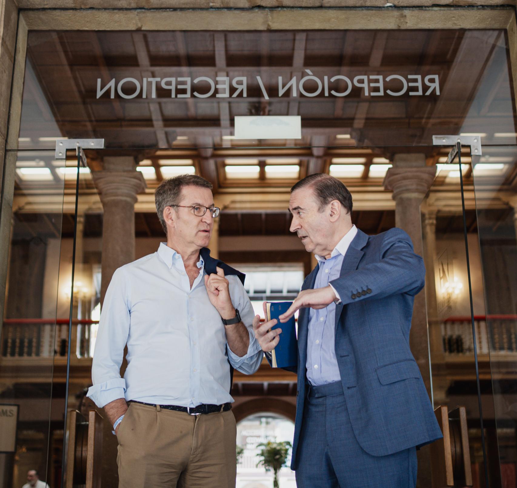 Alberto Núñez Feijóo junto al director de El Español, Pedro J. Ramírez, este viernes en el Hotel Reconquista de Oviedo.