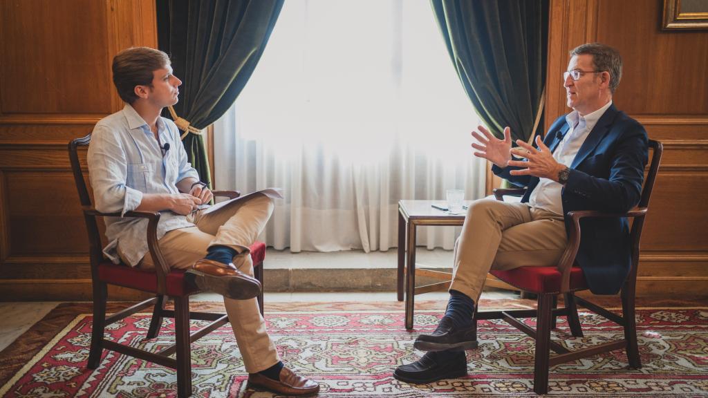 Pepe Luis Vázquez, periodista de EL ESPAÑOL, entrevista a Alberto Núñez Feijóo.