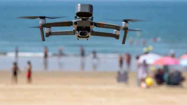 Un dron en una playa, en imagen de archivo.