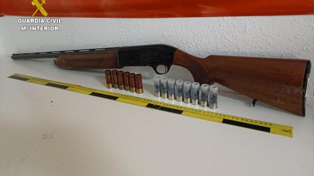 Armas de fuego inautadas en la vivienda del arrestado.
