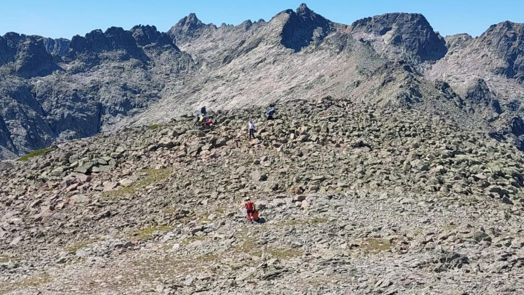 Imagen del rescate al montañero fallecido en la provincia de Ávila
