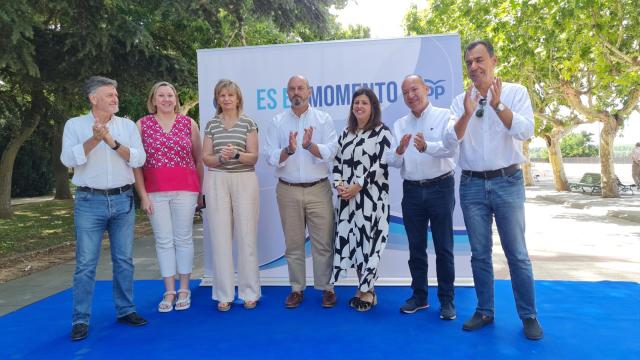 El vicesecretario de Coordinación Autonómica y Local del Partido Popular, Pedro Rollán, y el secretario autonómico del Partido Popular de Castilla Y León, Francisco Vázquez Requero, con los candidatos de la formación al Congreso y al Senado por la provincia de Zamora Elvira Velasco y José María Barrios Tejero en Benavente