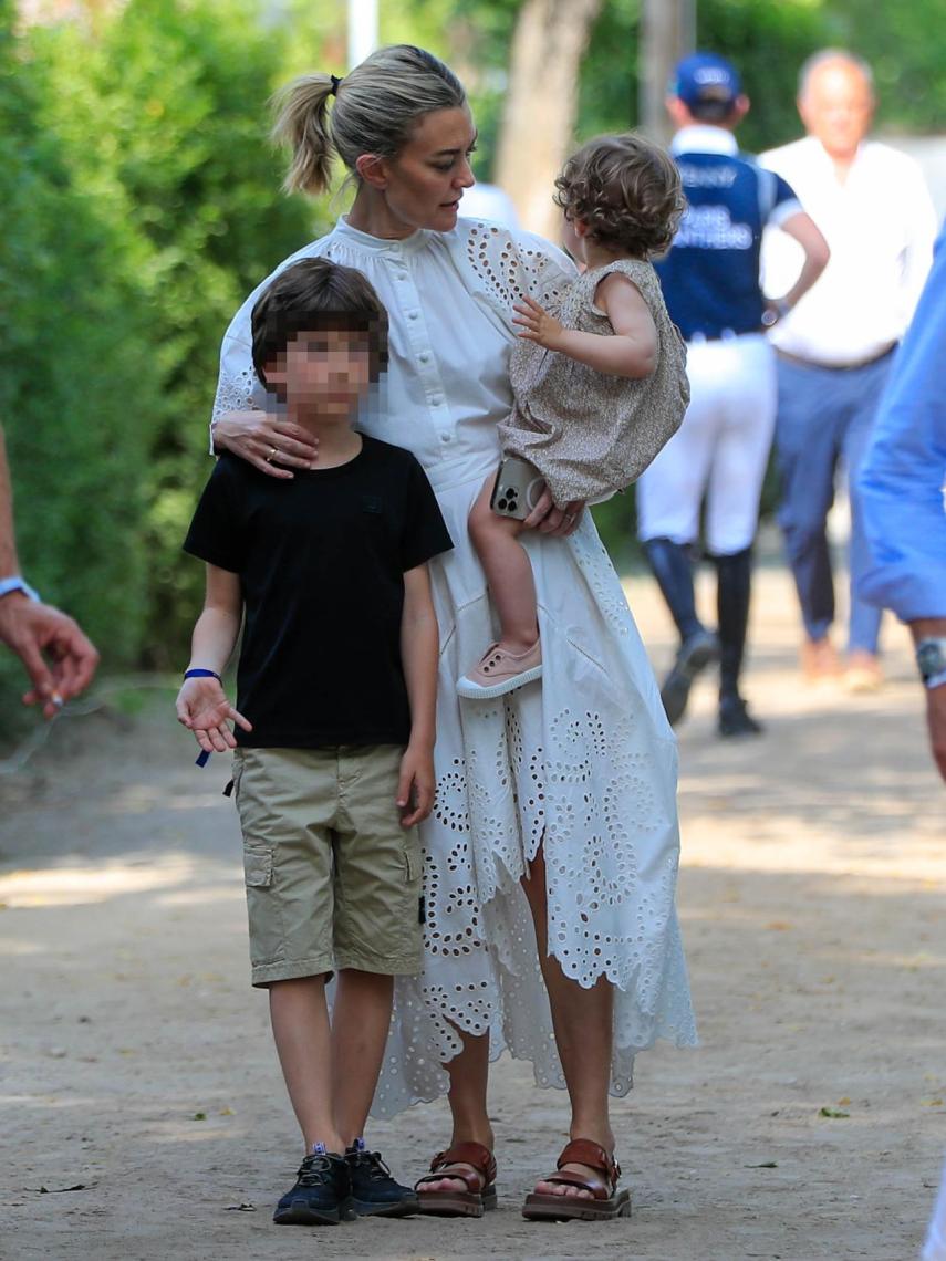 Marta Ortega junto a sus hijos en Madrid. Marzo de 2022.