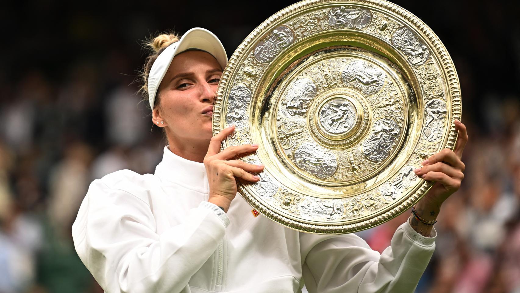 Vondrousova levanta el título de campeona de Wimbledon.