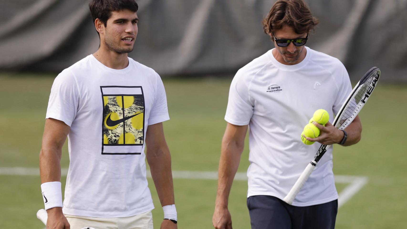 Carlos Alcaraz y Juan Carlos Ferrero durante un entrenamiento en Wimbledon.