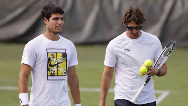 Carlos Alcaraz y Juan Carlos Ferrero durante un entrenamiento en Wimbledon.