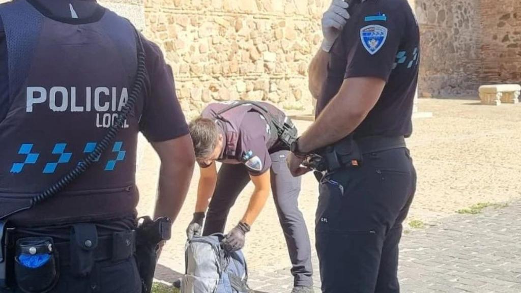 La Policía Local de Toledo revisa una de las mochilas intervenidas