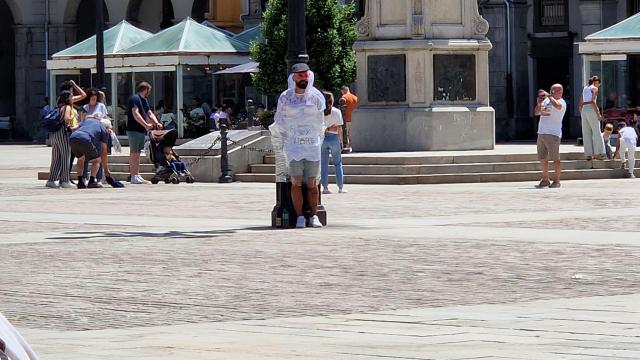 Hombre atado a una farola de María Pita en su despedida de soltero