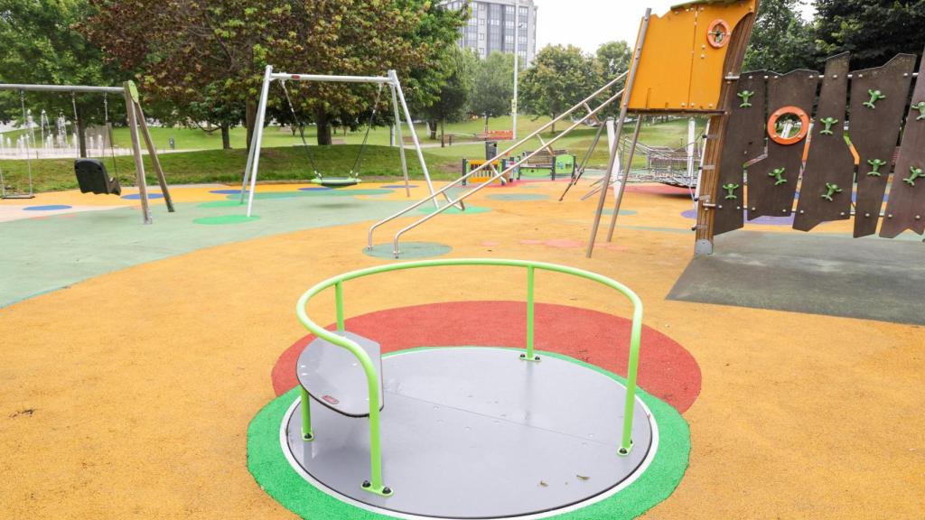 Parque infantil adaptado para niñas y niños con movilidad reducida