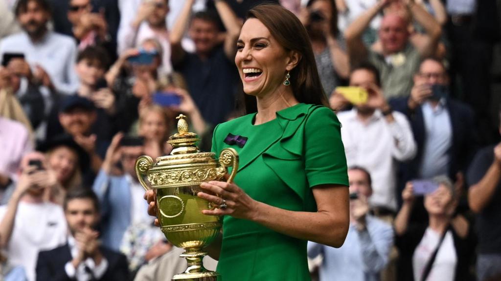 Catherine Middleton, princesa de Gales, con el trofeo de campeón de Wimbledon