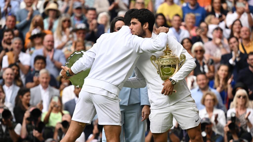 Novak Djokovic y Carlos Alcaraz con sus trofeos de subcampeón y campeón de Wimbledon 2023