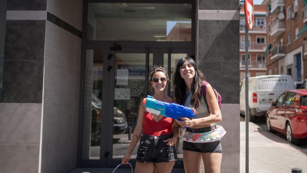 Laura y Lucía, votantes