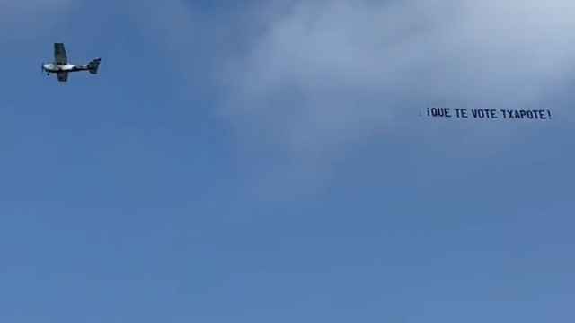 Una avioneta con un cartel que pone Que te vote Txapote recorre las playas de Benidorm y Villajoyosa