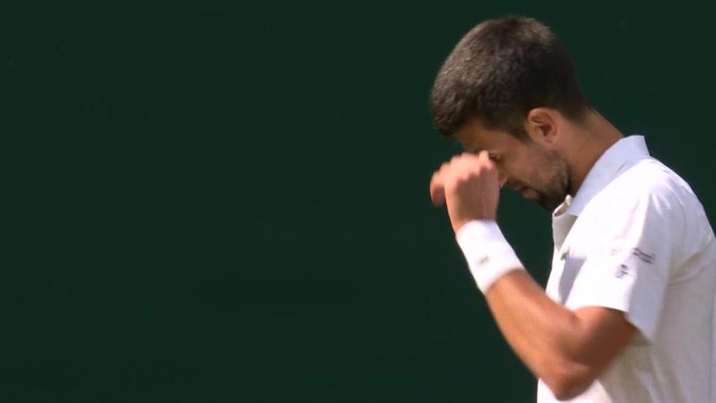 Novak Djokovic recibe un warning en el segundo set de la final de Wimbledon 2023