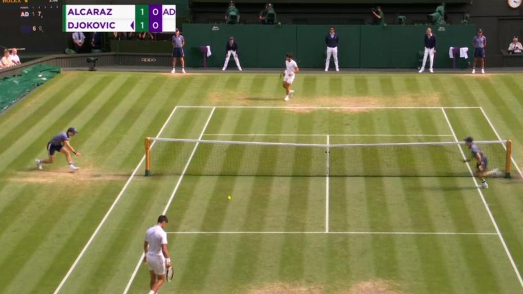 Carlos Alcaraz rompe el servicio de Novak Djokovic en el tercer set de la final de Wimbledon 2023