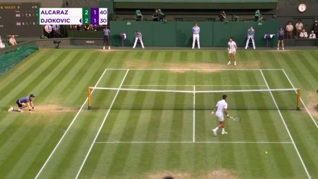 Carlos Alcaraz rompe el servicio de Novak Djokovic en el último set de la final de Wimbledon 2023