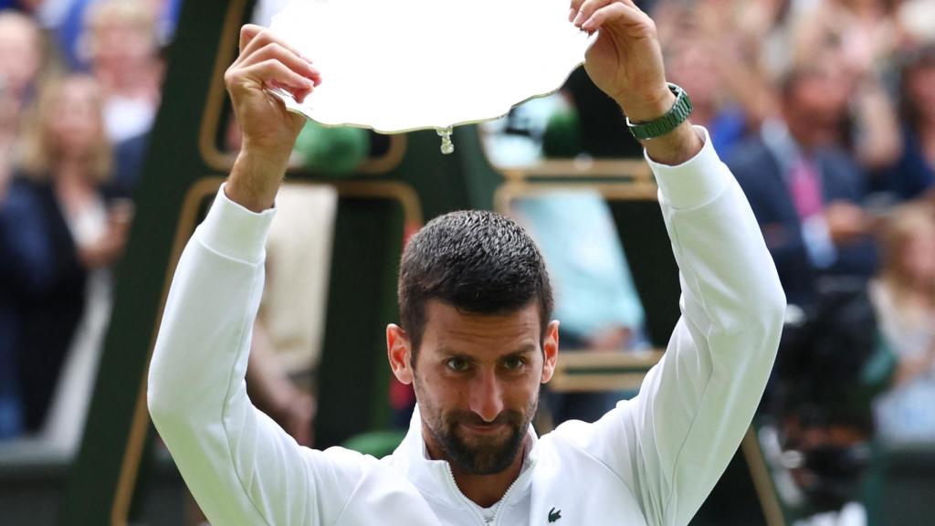 Novak Djokovic, con el trofeo de Wimbledon tras perder en la final.