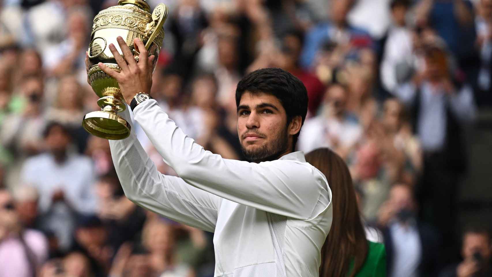 Carlos Alcaraz, levantando el trofeo de campeón de Wimbledon 2023