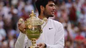 Alcaraz, junto al trofeo de campeón de Wimbledon.