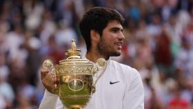 Alcaraz, junto al trofeo de campeón de Wimbledon.