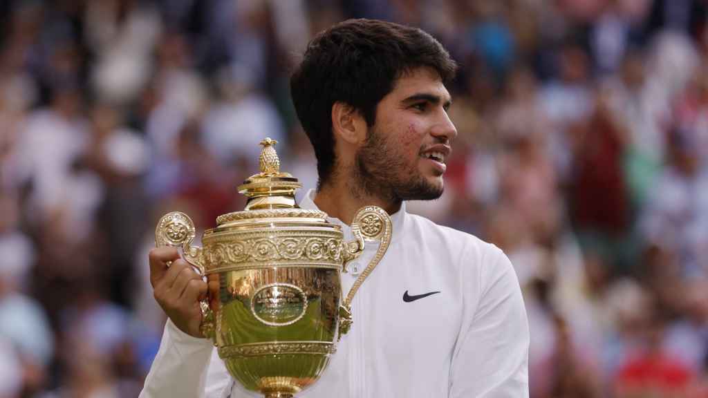 Alcaraz, junto al trofeo de campeón de Wimbledon.