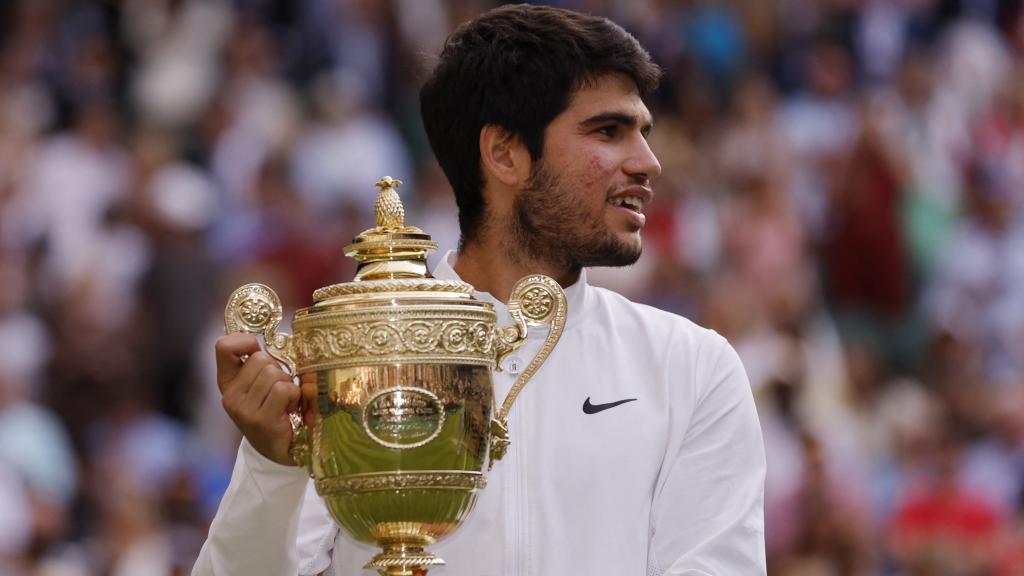 Alcaraz, junto al trofeo de campeón de Wimbledon
