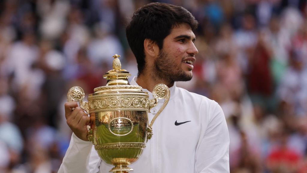 Alcaraz, junto al trofeo de campeón de Wimbledon.