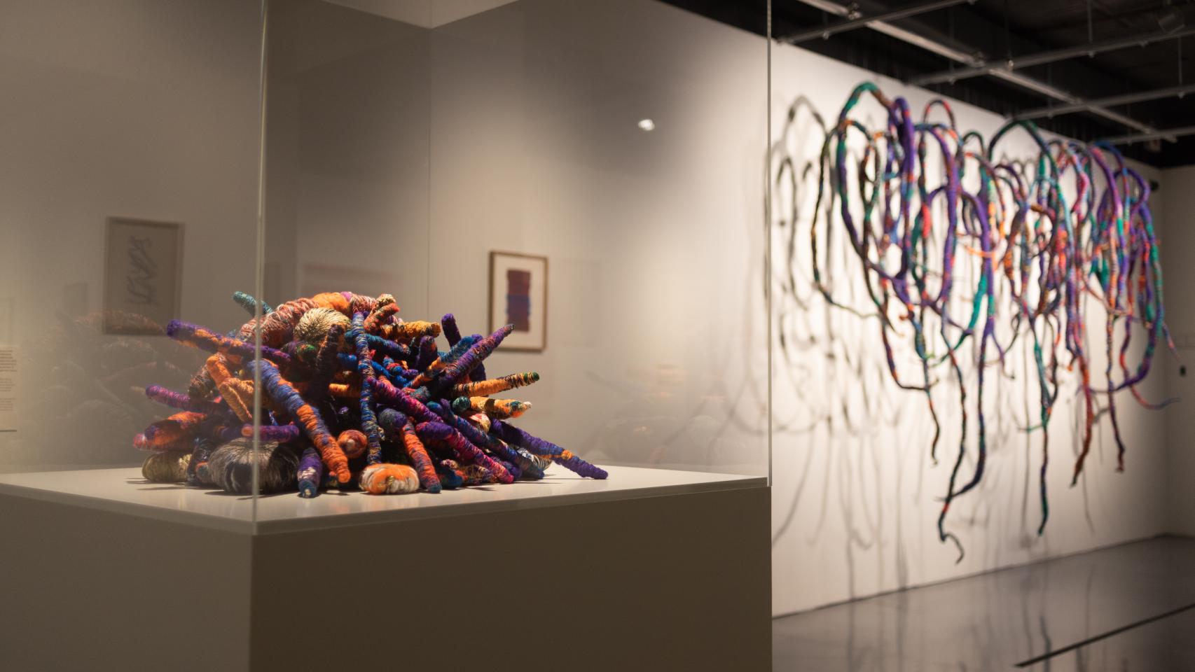 Vista de la exposición de Sheila Hicks en el Centre Pompidou de Málaga