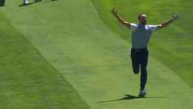 Stephen Curry, celebrando su hoyo en uno en el American Century Celebrity Golf Championship 2023